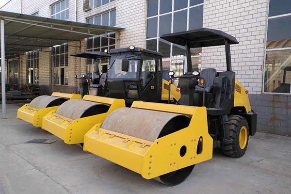 <a href='http://matchs.cn' target='_blank'>壓路機(jī)</a>廠家