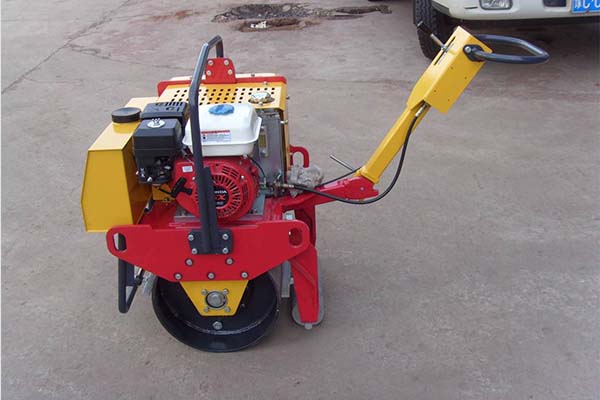 小型<a href='http://matchs.cn' target='_blank'>壓路機(jī)</a>