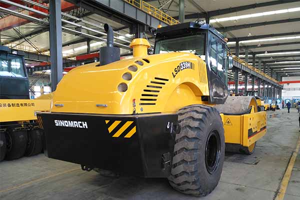 大型<a href='http://matchs.cn' target='_blank'>壓路機(jī)</a>